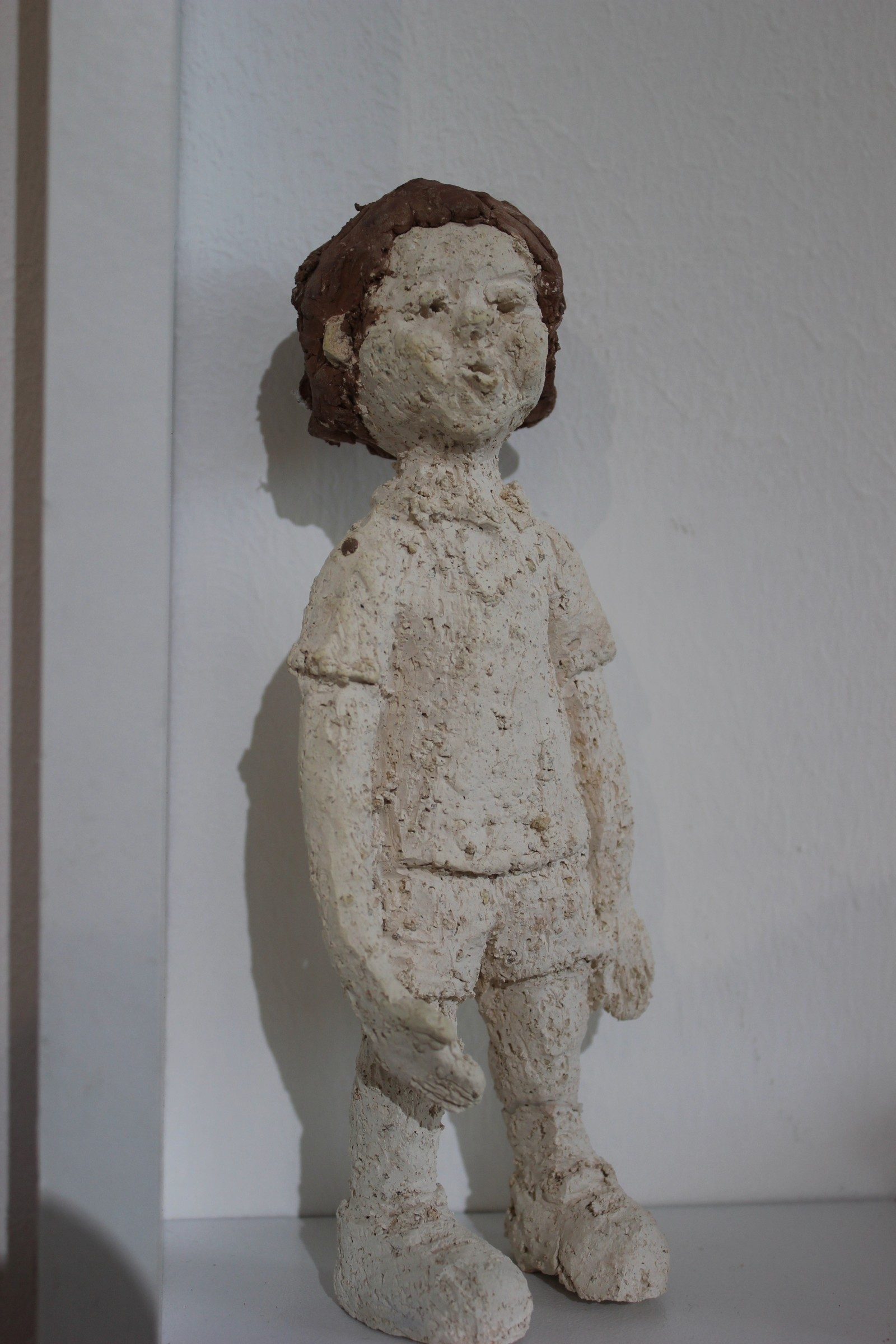 Escultura de un niño de pie, serie Identità