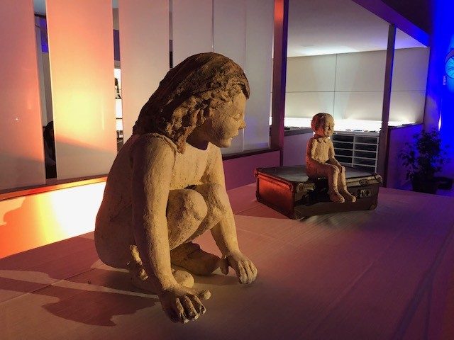 Mi niña interna: escultura de una niña en cuclillas, cerámica esmaltada