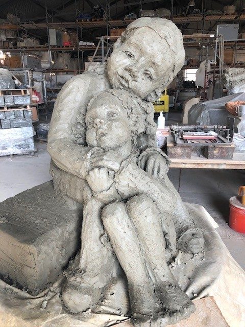 Trasmigrare nell'Amore: escultura de dos niños abrazados, en proceso en el taller de Vietri sul Mare