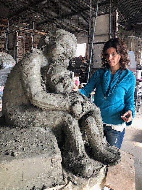 Roxana Esposito junto a la escultura en proceso