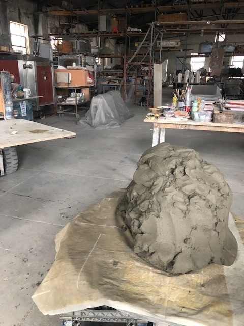 Arcilla en proceso sobre la mesa de trabajo del taller